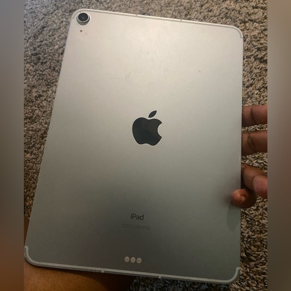 I’m selling this iPad Air 3rd generation for 350$